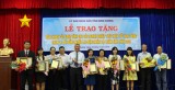 Honoring enterprises for taking good care of laborers