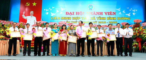 Ong-Tran-Thanh_liem-trao-bang-khen-cho-cac-tap-the-ca-nhan-trong-Lien-Minh-HTX