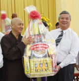 Provincial leaders congratulate local Buddhist Sangha’s Executive Board on occasion of Buddha’s 2560th birthday