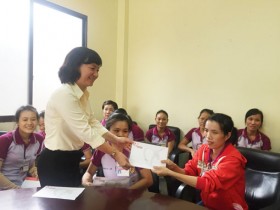 Liên đoàn Lao động tỉnh: Tặng quà cho công nhân có hoàn cảnh khó khăn