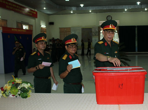 Lực lượng vũ trang tỉnh: Hăng hái đi bầu cử đại biểu Quốc hội và Hội đồng Nhân dân các cấp