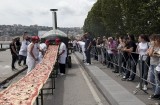 Bánh pizza siêu khủng trải dài 2km trên đường phố ở Ý
