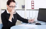 Dân văn phòng dễ mắc bệnh do uống nước lạnh và ngồi điều hòa