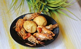 Tôm và trứng kho tàu