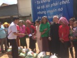 Đoàn Từ thiện Hoa nhân ái Bình Dương: Thăm và tặng quà cho đồng bào nghèo xã Lộc Tấn