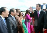 Chủ tịch nước gặp gỡ cộng đồng người Việt Nam tại Champasak