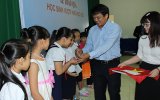 Công đoàn Ngành Dệt May tỉnh trao học bổng cho học sinh nghèo học giỏi