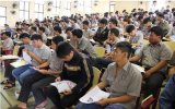 越-新就业高等学校向学生咨询求职技能