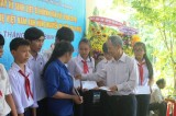 Over 1,000 “Huynh Van Luy” scholarships awarded to poor-but-excellent pupils