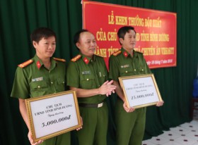 Chủ tịch UBND tỉnh khen thưởng đột xuất cho Công an TX.Dĩ An