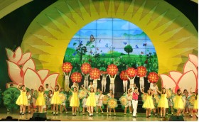 南方地区的近3000名儿童参加第22次“粉红莲花”联欢会