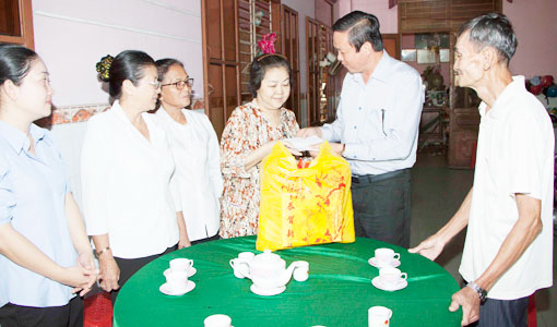 Ban Tuyên giáo Tỉnh ủy: Thăm và tặng quà cho cựu cán bộ Tuyên giáo Tỉnh ủy thời kỳ chống Mỹ