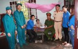 Thị đoàn Thuận An: Thăm và tặng quà cho 3 gia đình chính sách