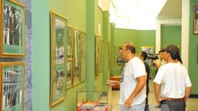 胡志明主席与越法友谊资料图片展