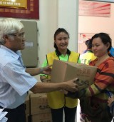 Chi đoàn Báo Bình Dương: Tổ chức tặng quà cho người dân có hoàn cảnh khó khăn