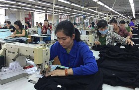 Công nhân lao động làm theo Bác