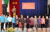 Binh Duong newspaper gives gifts for the elderly in Minh Hoa