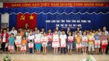 Tặng quà cho trẻ em Câu lạc bộ “Trẻ em với phòng chống HIV/AIDS” phường Phú Lợi