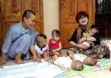 Nghệ sĩ Lý Bạch Huệ tặng 200 bộ quần áo cho trẻ em mồ côi