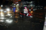 Mưa lớn nhấn chìm thành phố Biên Hòa trong biển nước