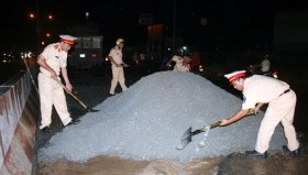 Cảnh sát giao thông sửa đường cho dân đi