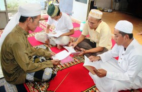 Ông Moha Mách: 9 năm dạy chữ Chăm không lương