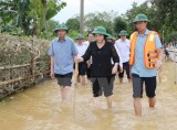 Chủ tịch Quốc hội lội nước tới thăm hỏi nhân dân vùng lũ Hà Tĩnh
