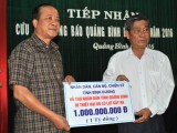Đoàn cứu trợ tỉnh Bình Dương trao tặng 1,3 tỷ đồng cho người dân tỉnh Quảng Bình bị thiên tai lũ lụt