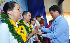 Công nhân lao động thi đua làm theo lời Bác