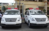 胡志明市高尔夫球会向土龙木市和宜安市卫生医疗中心赠送了两辆新救护车