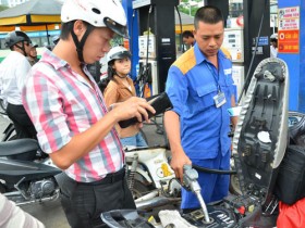 Giá xăng giảm 521 đồng/lít từ 15 giờ ngày thứ bảy