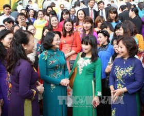 国家副主席邓氏玉盛会见模范教师代表