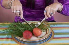 Người phụ nữ nghĩ mình là ngựa, ăn cỏ suốt 7 năm