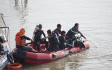 Lực lượng cứu hộ tìm kiếm thi thể người nhảy cầu Phú Cường