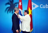 Cuba presents Friendship Medal to Vietnamese Ambassador