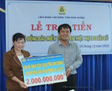 Liên đoàn Lao động tỉnh : Trao 2 tỉ đồng tiền ủng hộ đồng bào miền Trung