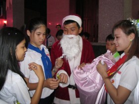 Công nhân lao động vui đón Giáng sinh