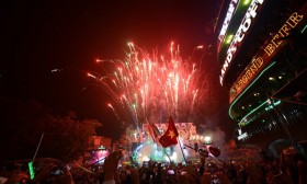 越南各地民众喜迎2017新年