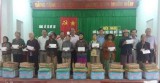 Câu lạc bộ Những người tình nguyện TX.Dĩ An: Thăm và tặng quà tết cho người nghèo vùng lũ tỉnh Bình Định