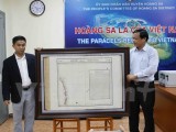 Tặng bản đồ khẳng định chủ quyền Hoàng Sa cho huyện Hoàng Sa