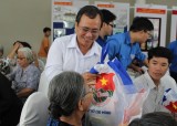 Leaders of HCM city, Binh Duong pay gift visit to residents in “Iron Triangle” revolutionary base