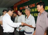 Provincial leaders visit, present Tet gifts to policy beneficiary and poor households