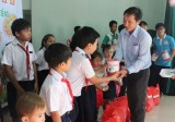 Chương trình văn nghệ Chào xuân 2017: Tặng 100 phần quà cho trẻ em huyện Dầu Tiếng