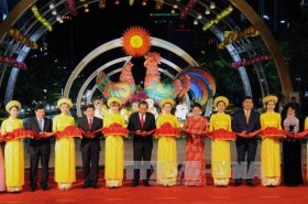 国会主席阮氏金银出席2017丁酉年春节阮惠花街开街仪式