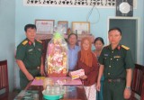 Army Corps 4’s Brigade 434 visits, presents Tet gifts to policy beneficiary families