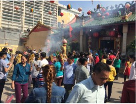 Công nhân lao động vui mùa lễ hội