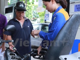Các mặt hàng xăng, dầu đồng loạt tăng giá kể từ 15 giờ ngày 18-2