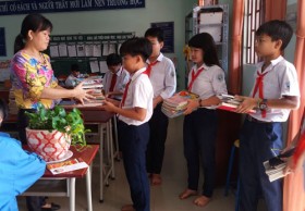 Chung tay giúp đỡ học sinh nghèo