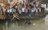 Lực lượng cứu nạn, cứu hộ tỉnh tổ chức tìm kiếm thi thể nam sinh nhảy cầu Phú Cường