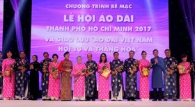 2017年第四届胡志明市传统长衣节吸引7多万人前来观赏